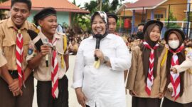 Marlin Agustina bersama siswa. Foto:Ist