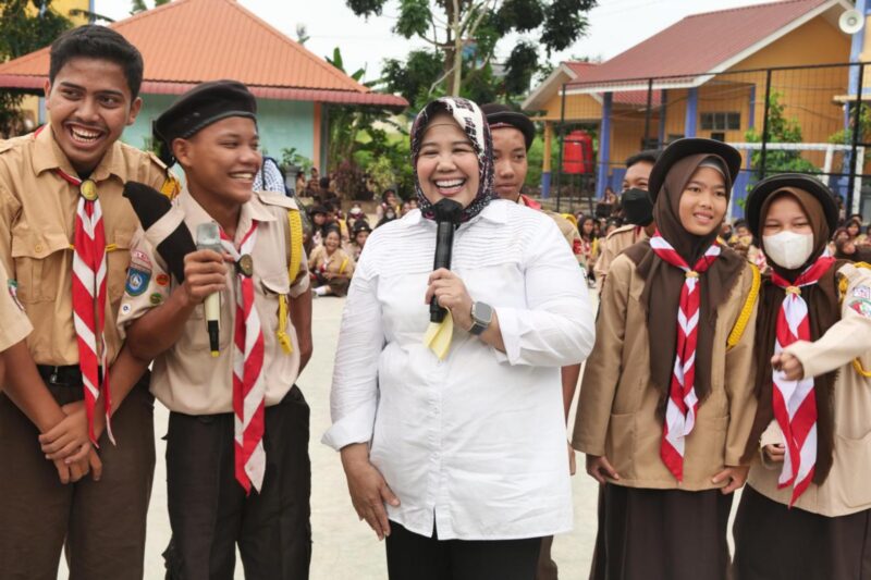 Marlin Agustina bersama siswa. Foto:Ist