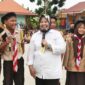 Marlin Agustina bersama siswa. Foto:Ist