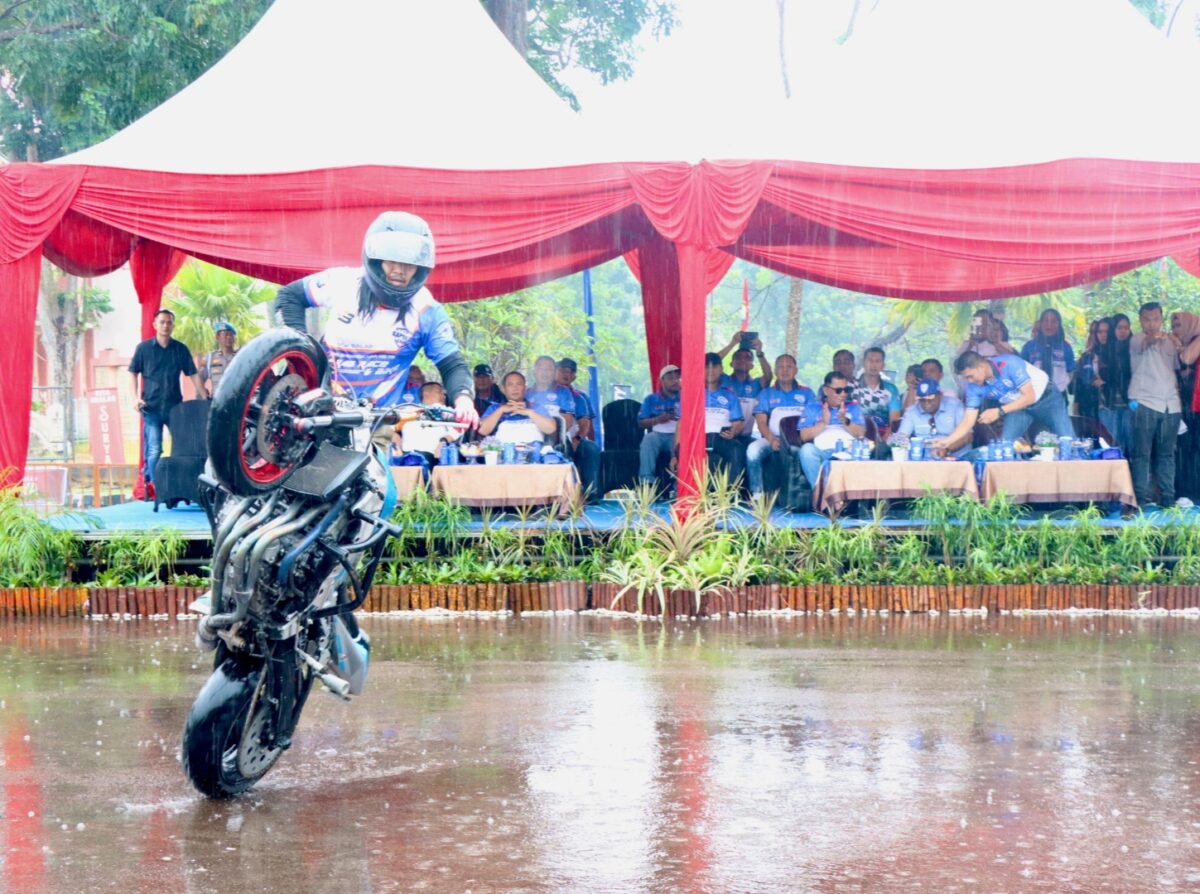 Anggota Ditlantas Polda Kepri saat unjuk kebolehan di acara Kapolda Cup Championship 2024 Drag Race dan Bike di Sirkuit Non Permanen Temenggung Abdul Jamal, Kota Batam, Sabtu (1/6/2024).Matapedia6.com/Dok Humas Polda