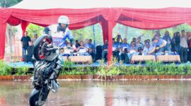 Anggota Ditlantas Polda Kepri saat unjuk kebolehan di acara Kapolda  Cup Championship 2024 Drag Race dan Bike di Sirkuit Non Permanen Temenggung Abdul Jamal, Kota Batam, Sabtu (1/6/2024).Matapedia6.com/Dok Humas Polda
