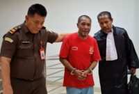 Terdakwa pelaku pembunuhan sadis di Tiban Sekupang Rahman Padak (63) saat mengikuti sidang pertama di Pengadilan Negeri Batam, Selasa (11/6/2024).Matapedia6.co/ Rega.