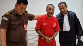 Terdakwa pelaku pembunuhan sadis di Tiban Sekupang Rahman Padak (63) saat mengikuti sidang pertama di Pengadilan Negeri Batam, Selasa (11/6/2024).Matapedia6.co/ Rega.