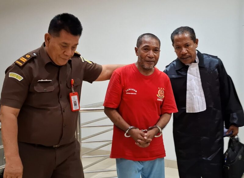 Terdakwa pelaku pembunuhan sadis di Tiban Sekupang Rahman Padak (63) saat mengikuti sidang pertama di Pengadilan Negeri Batam, Selasa (11/6/2024).Matapedia6.co/ Rega.