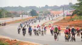 Peserta lomba Bhayangkara Nongsa Loops Road Bike Race Polda Kepri 2024 saat berada di rute lintasan pertandingan setelah dilepas oleh Kapolda Kepri Irjen Pol Yan Fitri Halimansyah dari Mako Polda Kepri, Minggu (15/6/2024).Matapedia6.com/Dok Humas Polda