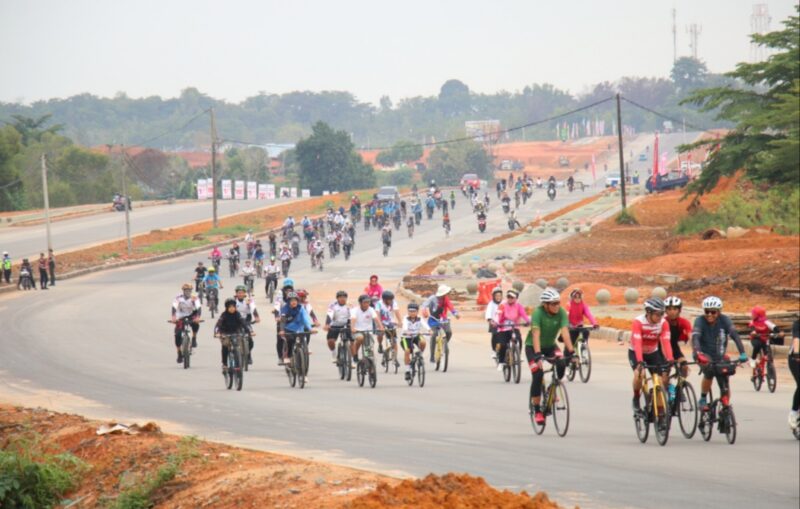 Peserta lomba Bhayangkara Nongsa Loops Road Bike Race Polda Kepri 2024 saat berada di rute lintasan pertandingan setelah dilepas oleh Kapolda Kepri Irjen Pol Yan Fitri Halimansyah dari Mako Polda Kepri, Minggu (15/6/2024).Matapedia6.com/Dok Humas Polda
