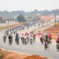 Peserta lomba Bhayangkara Nongsa Loops Road Bike Race Polda Kepri 2024 saat berada di rute lintasan pertandingan setelah dilepas oleh Kapolda Kepri Irjen Pol Yan Fitri Halimansyah dari Mako Polda Kepri, Minggu (15/6/2024).Matapedia6.com/Dok Humas Polda