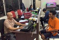 Pelaku pencurian uang dari mesin ATM sekaligus karyawan vendor bank di Batam saat diperiksa di Polresta barelang. Matapedia6.com/Istimewa