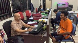 Pelaku pencurian uang dari mesin ATM sekaligus karyawan vendor bank di Batam saat diperiksa di Polresta barelang. Matapedia6.com/Istimewa