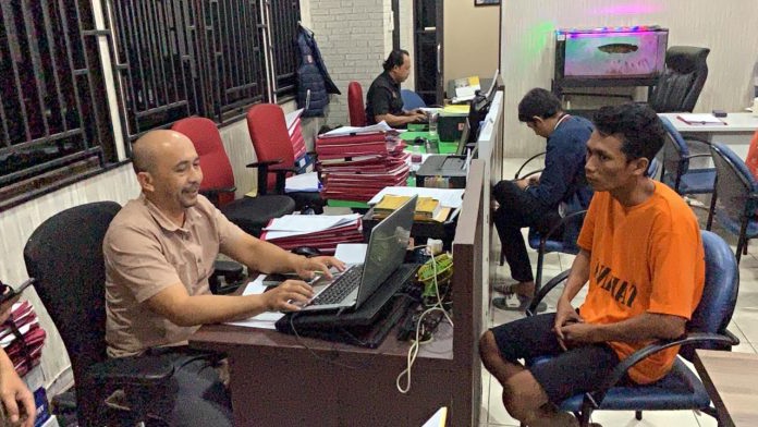 Pelaku pencurian uang dari mesin ATM sekaligus karyawan vendor bank di Batam saat diperiksa di Polresta barelang. Matapedia6.com/Istimewa