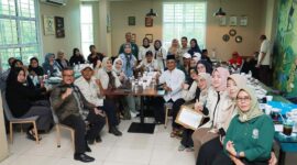 Jefridin bersama warga Kijang Batam, Minggu (30/6/2024). Foto:Diskominfo