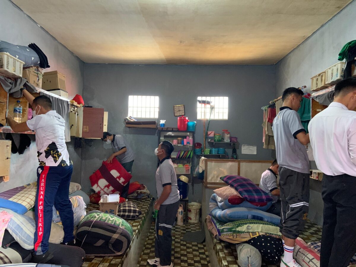 Petugas Lapas Batam tengah menggeledah kamar warga binaan. Foto:Ist