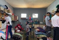 Petugas Lapas Batam tengah menggeledah kamar warga binaan. Foto:Ist