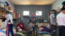 Petugas Lapas Batam tengah menggeledah kamar warga binaan. Foto:Ist