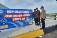 Polsek Sagulung bersama Unrika Batam, Pasang spanduk himbauan di atas jembatan 1 Barelang Batam, agar tidak melakukan aksi bunuh diri, Selasa (2/7/2024). Matapedia6.com/ Dok Polsek Sagulung