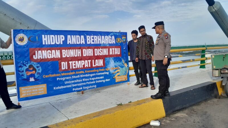 Polsek Sagulung bersama Unrika Batam, Pasang spanduk himbauan di atas jembatan 1 Barelang Batam, agar tidak melakukan aksi bunuh diri, Selasa (2/7/2024). Matapedia6.com/ Dok Polsek Sagulung