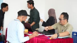 Warga mendaftar ke hunian baru. Foto:Dok/Humas BP Batam