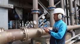 Petugas PLN Batam melakukan pengecekan rutin pembangkit untuk memastikan kondisi pembangkit siap dalam menunjang keandalan pasokan listrik wilayah Batam. Foto:PLN