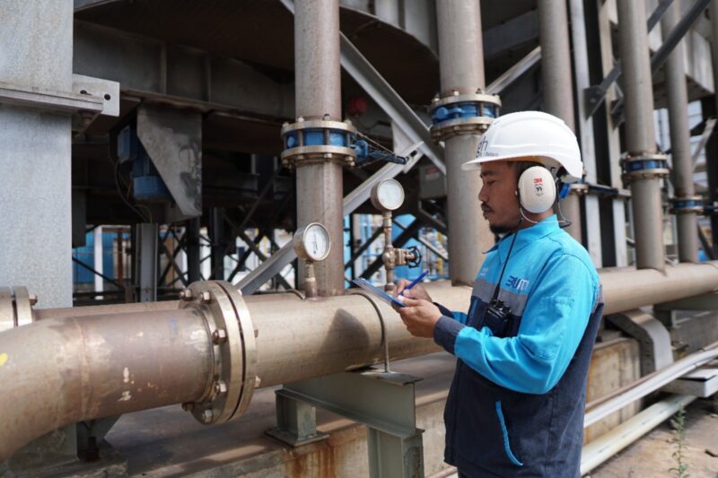 Petugas PLN Batam melakukan pengecekan rutin pembangkit untuk memastikan kondisi pembangkit siap dalam menunjang keandalan pasokan listrik wilayah Batam. Foto:PLN