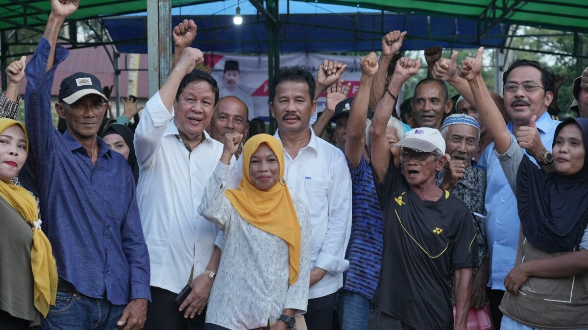 Warga bersama Rudi beberapa waktu lalu. Foto:Ist