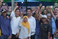 Warga bersama Rudi beberapa waktu lalu. Foto:Ist