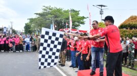 Kapolda Kepri Irjen Pol Yan Fitri Halimansyah lepas peserta pejalan kaki, di di Pantai Piwang Ranai, Kamis (4/7/2024).Matapedia6.com/Dok Humas Polda