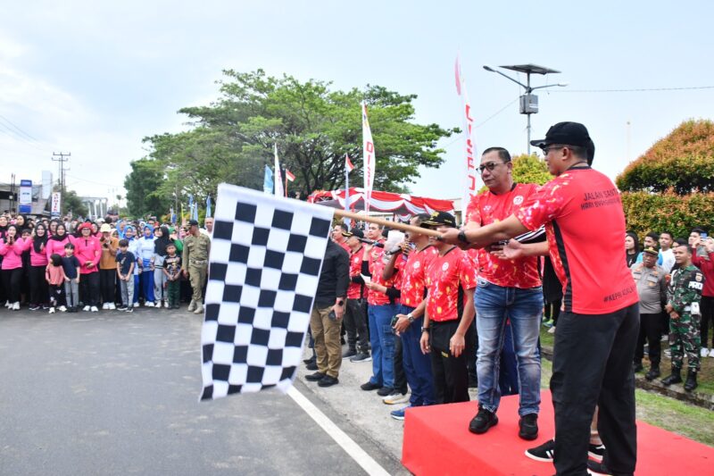 Kapolda Kepri Irjen Pol Yan Fitri Halimansyah lepas peserta pejalan kaki, di di Pantai Piwang Ranai, Kamis (4/7/2024).Matapedia6.com/Dok Humas Polda
