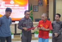 Kejari Batam memberikan surat penghentian penuntutan ke tersangka, Kamis (4/7/2024). Foto:Dok/Kejari Batam