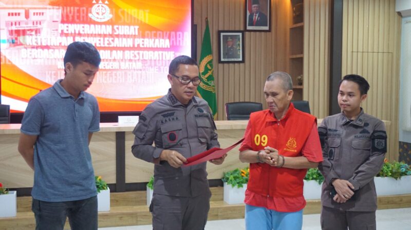 Kejari Batam memberikan surat penghentian penuntutan ke tersangka, Kamis (4/7/2024). Foto:Dok/Kejari Batam