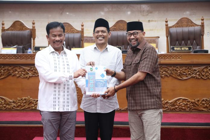 Wakil Ketua I DPRD Muhammad Kamaludin dan Wakil Ketua II DPRD Muhammad Yunus Muda, terima surat Wali Kota Batam perihal pengajuan Rancangan Perubahan Kebijakan Umum Anggaran/Prioritas Plafon Anggaran Sementara (KUA/PPAS) Anggaran Pendapatan dan Belanja Daerah (APBD) Tahun Anggaran 2024 di ruang rapat utama kantor DPRD Kota Batam, Rabu (3/7/2024). Matapedia6.com/ Dok Sekwan DPRD Batam
