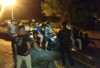 Pelaku aksi balap liar di jalan Raya Busung kecamatan Seri Kuala Lobam, saat diamankan Polisi, Minggu (7/7/2024) dini hari. Matapedia6.com/Dok Polres Bintan