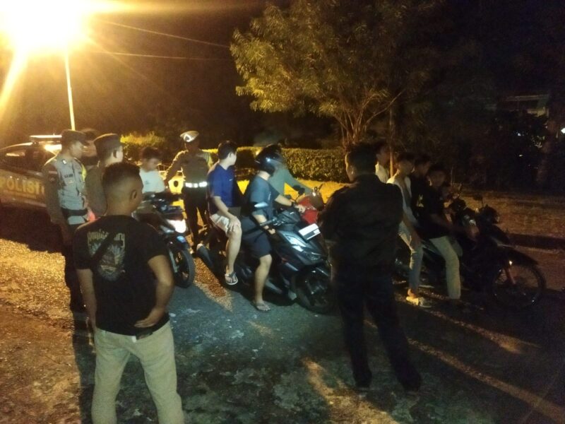 Pelaku aksi balap liar di jalan Raya Busung kecamatan Seri Kuala Lobam, saat diamankan Polisi, Minggu (7/7/2024) dini hari. Matapedia6.com/Dok Polres Bintan