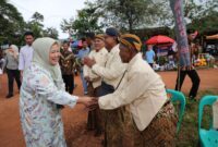 Marlin Agustina salam dengan warga Tembesi. Foto;Istimewa