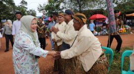 Marlin Agustina salam dengan warga Tembesi. Foto;Istimewa