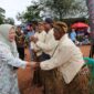 Marlin Agustina salam dengan warga Tembesi. Foto;Istimewa
