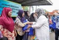 Marlin Agustina bersama warga. Foto:Ist