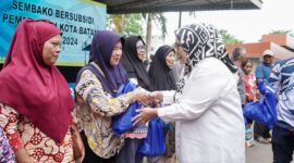 Marlin Agustina bersama warga. Foto:Ist