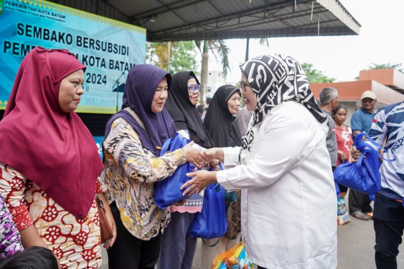 Marlin Agustina bersama warga. Foto:Ist