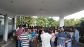 Puluhan orangtua dan calon siswi datangi sekolah karena anak mereka belum tertampung dan belum tahun nasib anaknya apakah diterima atau tidak, Rabu (10/7/2024). Matapedia6.com/ Luci