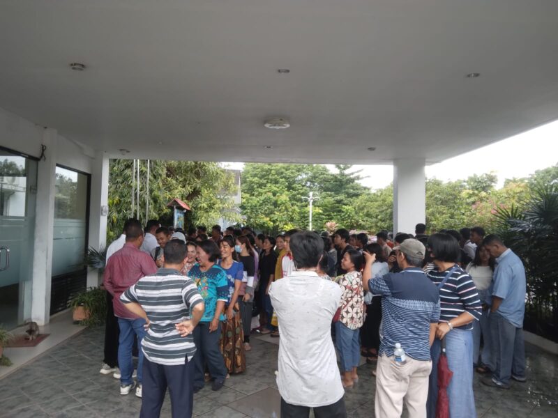 Puluhan orangtua dan calon siswi datangi sekolah karena anak mereka belum tertampung dan belum tahun nasib anaknya apakah diterima atau tidak, Rabu (10/7/2024). Matapedia6.com/ Luci