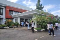 Puluhan orangtua calon siswa yang anaknya belum tertampung datangi SMKN 1 Batam, saat ini masih ada ratusan calon siswa belum tertampung baik di SMAN maupun di SMKN. Matapedia6.com/ Luci