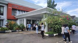 Puluhan orangtua calon siswa yang anaknya belum tertampung datangi SMKN 1 Batam, saat ini masih ada ratusan calon siswa belum tertampung baik di SMAN maupun di SMKN. Matapedia6.com/ Luci
