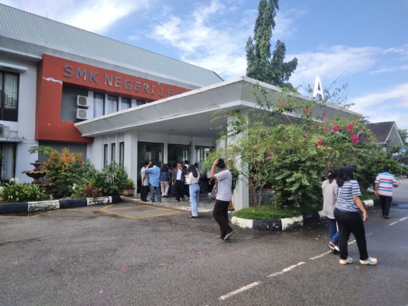 Puluhan orangtua calon siswa yang anaknya belum tertampung datangi SMKN 1 Batam, saat ini masih ada ratusan calon siswa belum tertampung baik di SMAN maupun di SMKN. Matapedia6.com/ Luci