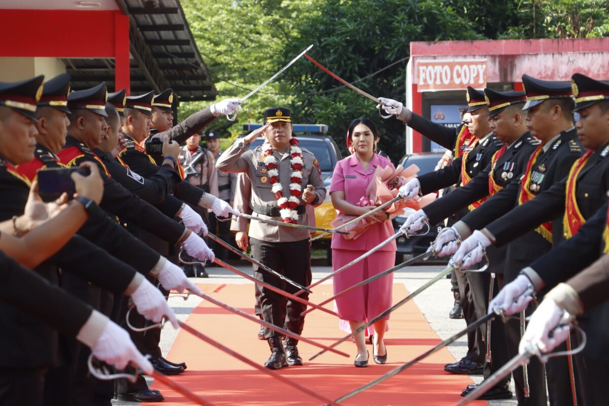 Acara pedang pora penyambutan Kapolresta Barelang yang baru, Kombes Pol Heribertus Ompusunggu, Kamis (11/7/2024). Matapedia6.com/Dok Humas Polresta