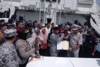 Kepala Zona Bakamla Barat Laksamana Pertama Bakamla Bambang Trijanto, dan Timbalan Pengarah Operasi Negeri Johor Kapten Maritim Kama Azri Bin Kamil, menunjukkan surat pembebasan 16 nelayan asal Kepri, Rabu (10/7/2024). Matapedia6.com/Dok Bakamla RI
