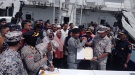 Kepala Zona Bakamla Barat Laksamana Pertama Bakamla Bambang Trijanto, dan Timbalan Pengarah Operasi Negeri Johor Kapten Maritim Kama Azri Bin Kamil, menunjukkan surat pembebasan 16 nelayan asal Kepri, Rabu (10/7/2024). Matapedia6.com/Dok Bakamla RI