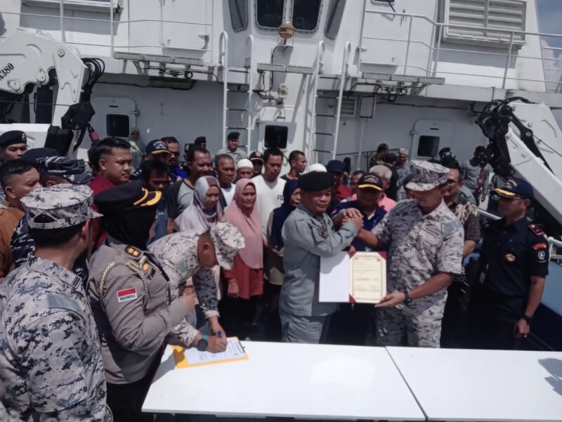 Kepala Zona Bakamla Barat Laksamana Pertama Bakamla Bambang Trijanto, dan Timbalan Pengarah Operasi Negeri Johor Kapten Maritim Kama Azri Bin Kamil, menunjukkan surat pembebasan 16 nelayan asal Kepri, Rabu (10/7/2024). Matapedia6.com/Dok Bakamla RI