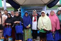 Marlin Agustina bersama  warga. Foto:Ist