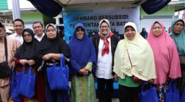 Marlin Agustina bersama  warga. Foto:Ist