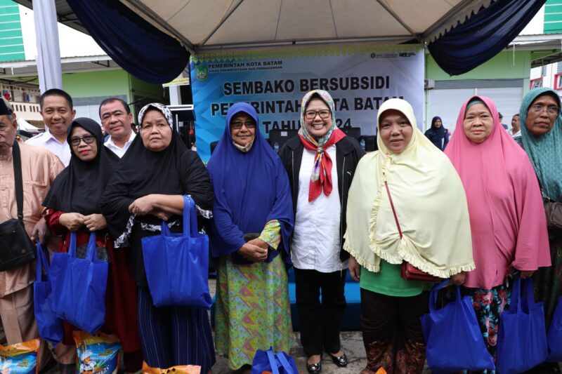 Marlin Agustina bersama  warga. Foto:Ist